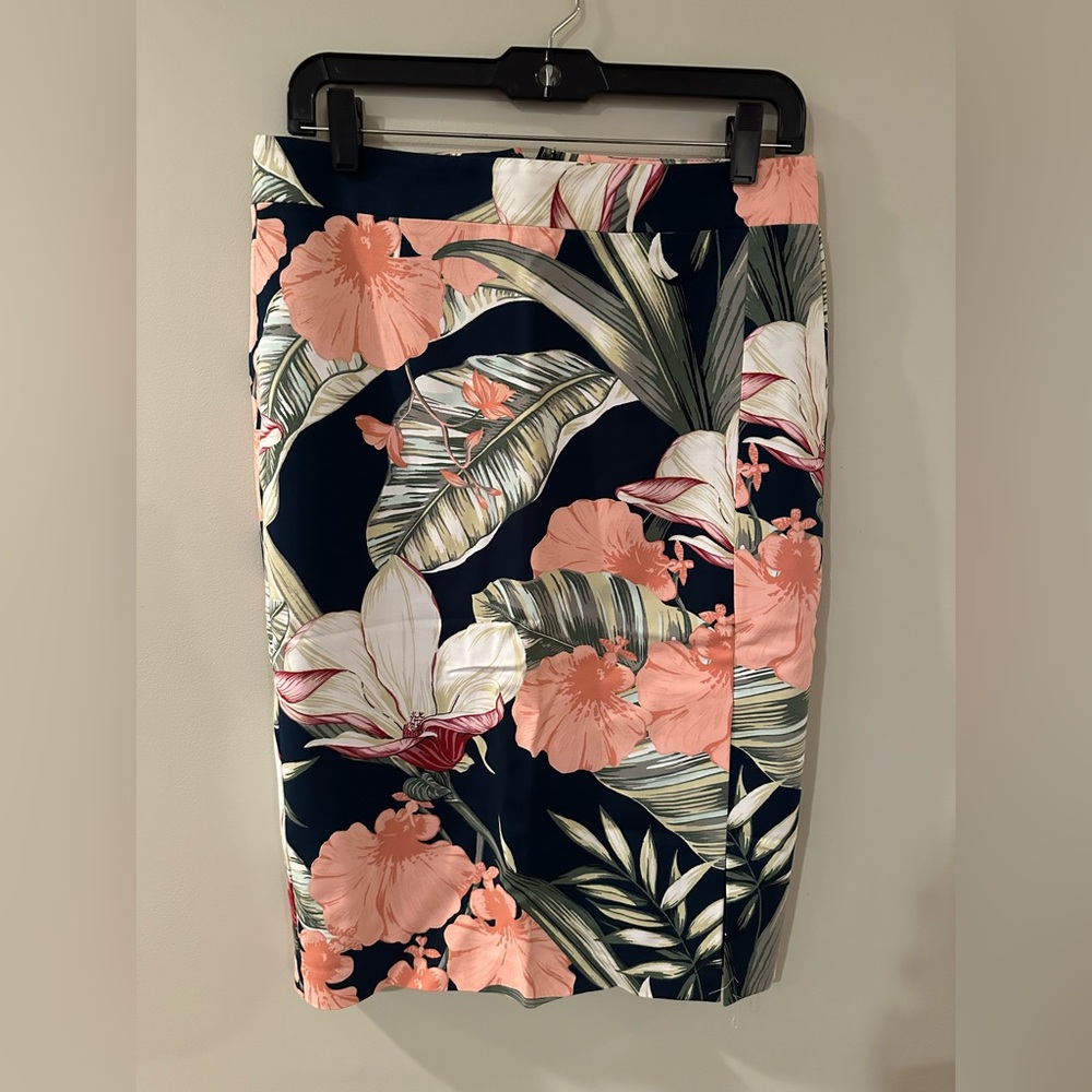 5/$25!! NWT Ann Taylor Navy and Cream Floral Skirt